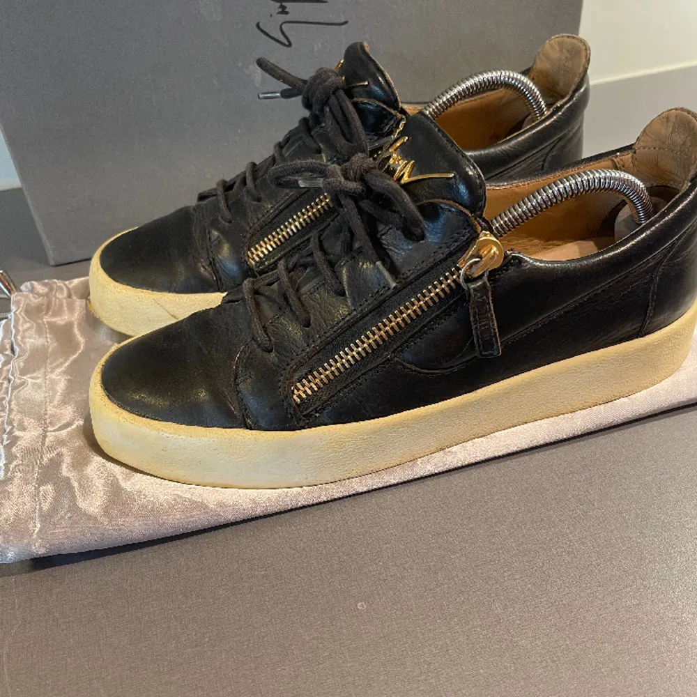 Hej! Säljer nu dessa super snygga svarta skorna från Giuseppe zanotti med guldiga detaljer. Ok skick har använts en del vilket syns på vissa ställen. Tillkommer Box & kvitto. Kan frakta eller mötas upp i Kungälv. . Skor.