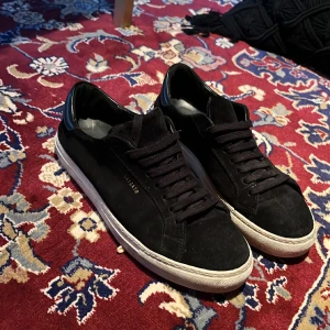 Arigato skor - Svarta mocka skor från arigato. Bra skick. Storlek 43. Box och påse ingår.