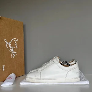 Christian Louboutin  - Säljer ett par feta Christian Louboutins i storlek 44. Skicket är 8/10, finns några tecken på användning men är i helhet i fint skick. Box, dustbag och extransnören kommer med vid köp. Orderbekräftelse finns även på bild. 