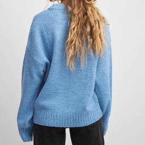 Stickad tröja - Nakd ”stickad tröja med rund hals”  Helt oanvänd med alla lappar kvar  Originalpris 399kr💞