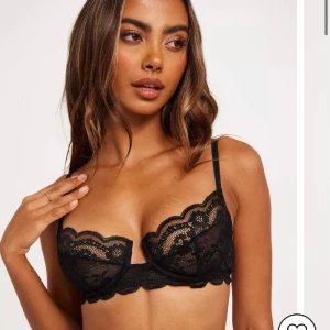Jättefin oanvänd bh med prislapp kvar! - Helt oanvänd (prislapp kvar) från Nelly! Säljer för att det var fel storlek för mig! För fler bilder på bh:n kom privat! Orginalpris 249kr! Slutsåld på hemsidan