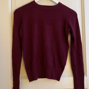 Populär tröja från Zara - Fin tröja från Zara med knappar på ärmarna i storlek S, fint skick!