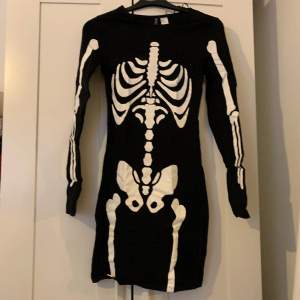 Svart skelettklänning från h&m. Säljer då den är för liten för mig❤️