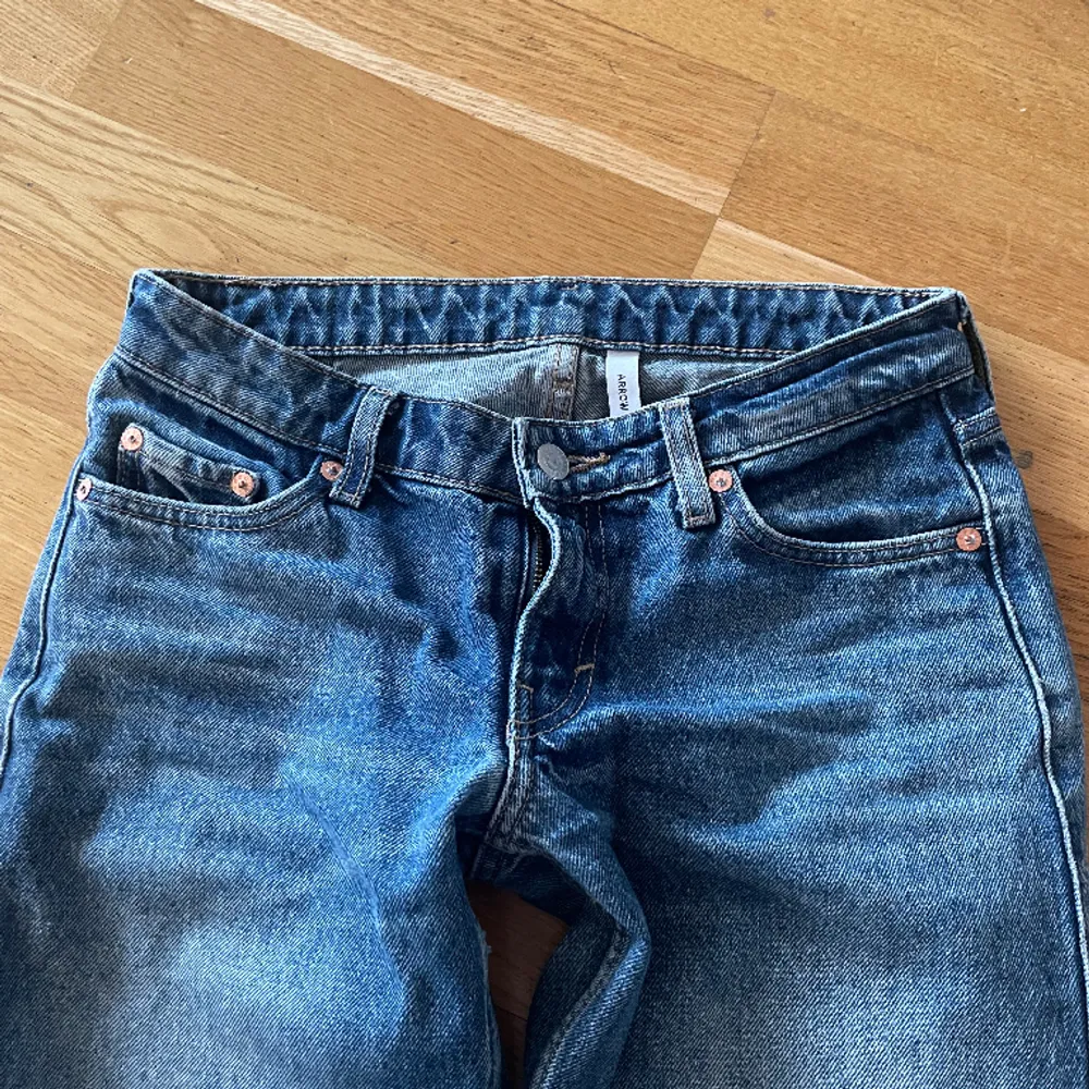 Supersnygga lågmidjade vida jeans från Weekday i fint skick!🩷 Midjemått: 35cm Innerbenslängd: 80cm Utsvängda: 20cm. Jeans & Byxor.