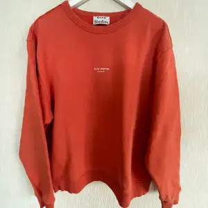 Röd/orange collage-tröja från Acne Studios. Nypris cirka 2000. Använd men i bra skick.