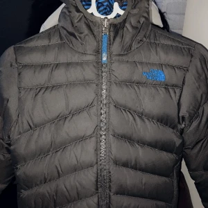 Barnjacka  - The North face barnjacka, reversable (kan ha det på två olika sätt)  Gissar på att det är stl 128, kan ta mått vid behov. 