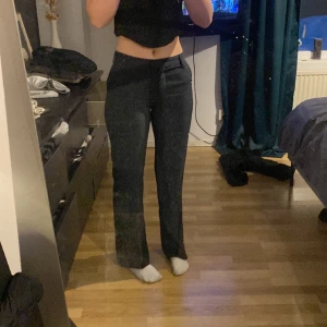 Kostymbyxor Bikbok - Oanvända kostymbyxor ifrån bikbok🫶i strl 36🫶 Pris kan diskuteras vid snabb affär. Nypris 500kr!