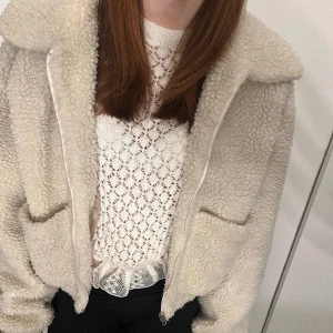 Kort Teddy flis  - Säljer min korta Teddy flis då den inte kommer till användning längre🧸Skriv för mer info och bilder🤍