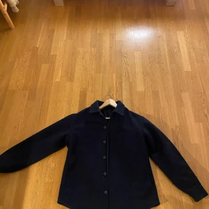 Ulljacka - Säljer min mörkblå ulljacka! Perfekt till våren och håller en varm på vintern. Köpt från uniqlo i höstas för ca 800. Iprincip nyskick utan defekter då den nästan inte är använd. Pris kan diskuteras