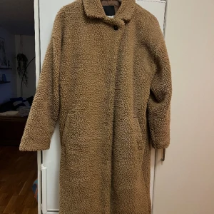 Teddyjacka - Härligt lång varm kappa