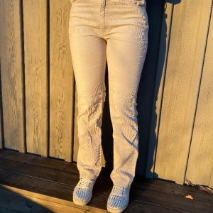Levis manchesterbyxor - Beige manchesterbyxor från Levis🤍 jättefin passform men kommer inte till användning.