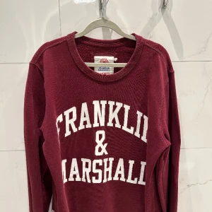 Sweater - Säljer denna tröjan som jag inte använder längre hör av gärna med ett bud.