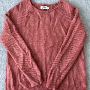 Röd/beun stickad tröja  - En stickad tröja från magasin du nord. 