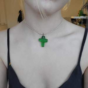 Halsband med grönt glas-kors, läderrem👽