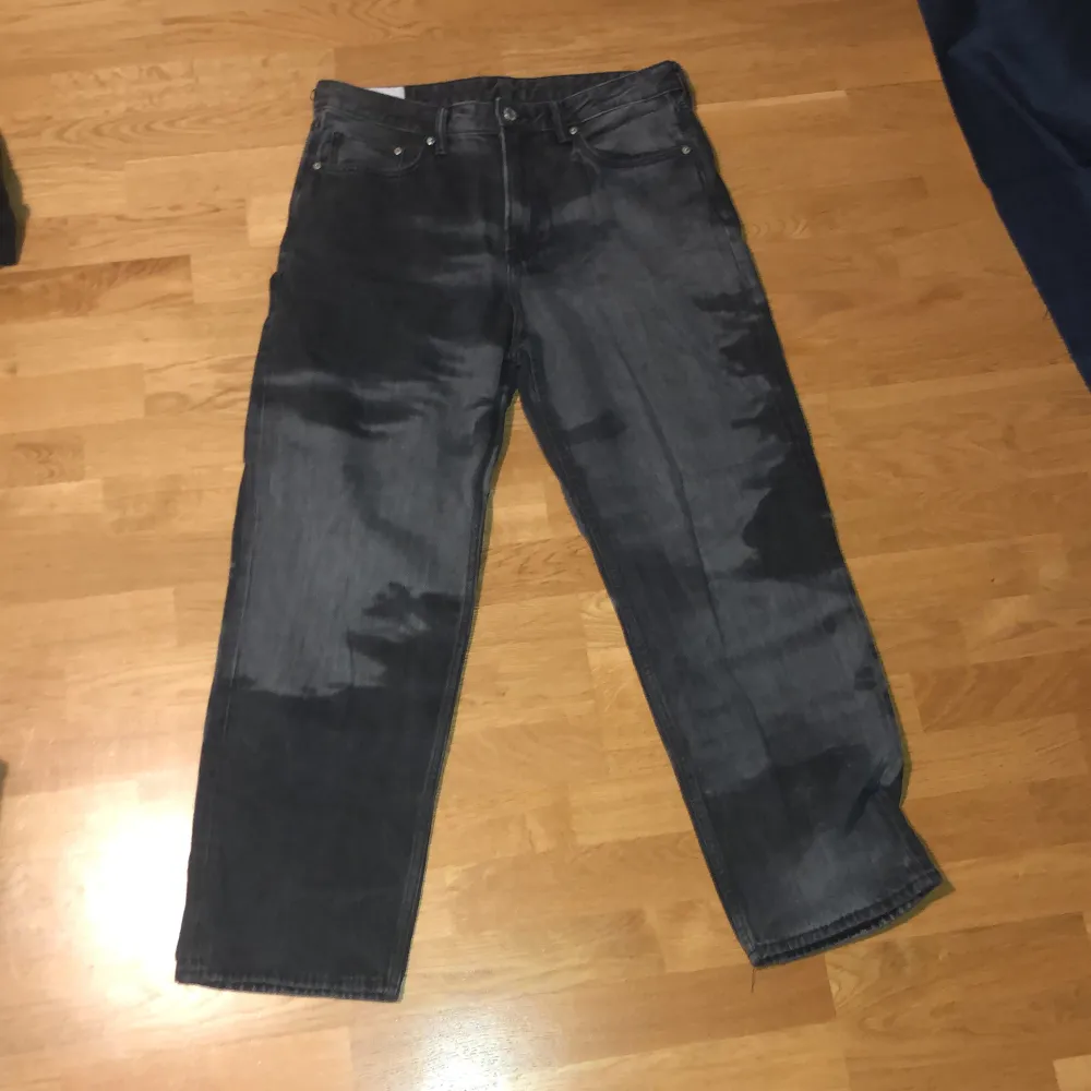 Baggy jeans köpta från HM med unik design. Inga defekter. . Jeans & Byxor.