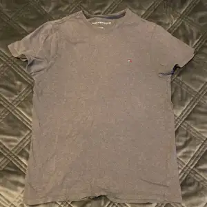 Mörkgrå t-shirt från Tommy hilfiger i storlek xs 