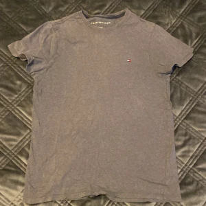 Tommy Hilfiger T-Shirt - Mörkgrå t-shirt från Tommy hilfiger i storlek xs 