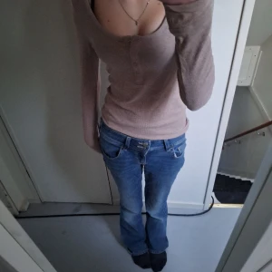 Fin långarmad beige tröja - Långarmad beige tröja ribbad med knappar som går att knäppa upp om de skulle viljas. Jätte skön tröja i xs från h&m