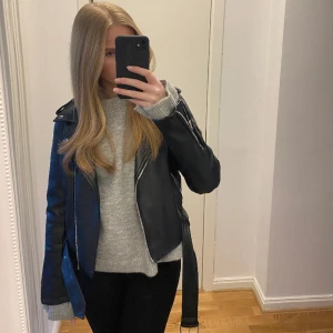 Skinnjacka - Svart skinnjacka ifrån Nelly.