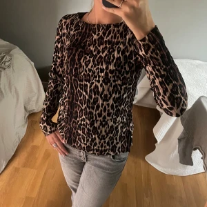 Leopard tröja  - En söt långärmad tröja i leopardmönster