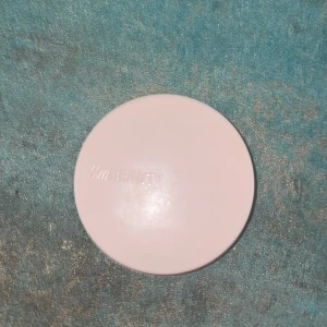 H&M beauty highlighter - Använt 6 ggr med sminkborste! Råka tappa den från mitt sminkbord! Säljer för att jag inte använder den längre. Priset är egentligen 100kr men eftersom den är ganska förstörd omvandlar jag det till 50kr! Dm mej om du är intresserad! 😊