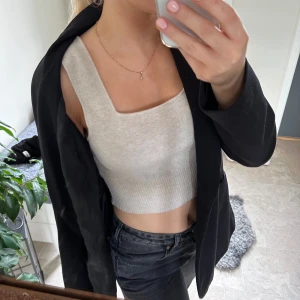 Stickad topp - Så snyggt linne passar M skulle jag säga. Använt en gång. Så snyggt under en kavaj