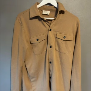 Slected Homme tunn jacka - Säljer denna tunna jacka pga att jag inte använder den så mycket längre. Den är i bra skick utom att den har ett litet märke längst ner på armen.