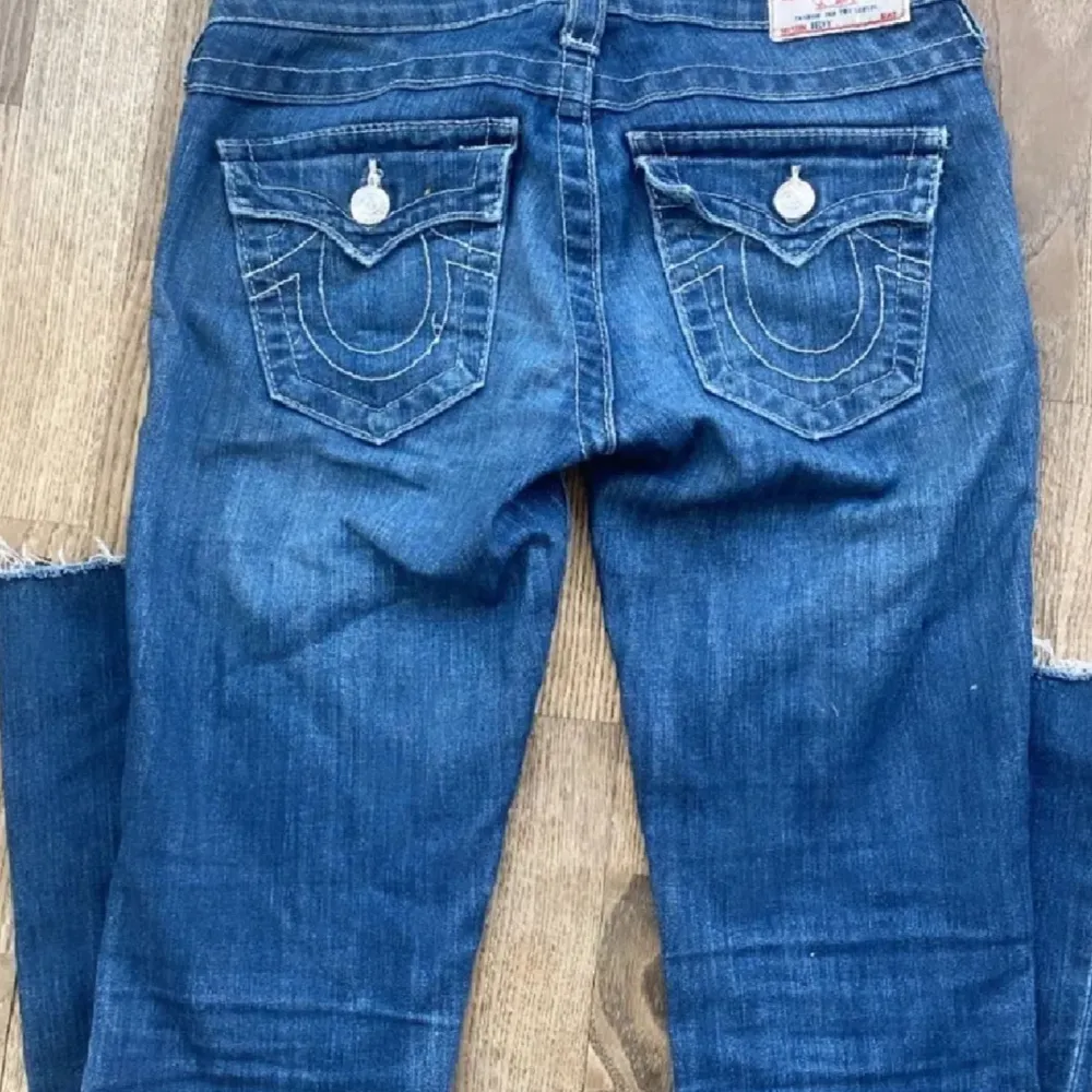 Hej! Jag säljer ett par blåa True Religon Jeans i storlek W25 och L30. Dem passar någon som är 160cm och midjemåttet rakt över är 35cm. Jeansen är väldigt fina och har inga defekter💕💕. Jeans & Byxor.