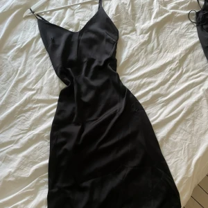 Lång klänning Boohoo  - Storlek 36, endast använd en gång 🥰