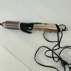 Björn Axén airstyler - Jättefint skick, endast använd ca 4 gånger!  Det enda huvudet som följer med är det på första bilden. Enkel att använda och funkar toppen!  Kan frakta (köpare står för fraktkostnad) eller så kan jag mötas upp i centrala Sthlm/bromma 🥰