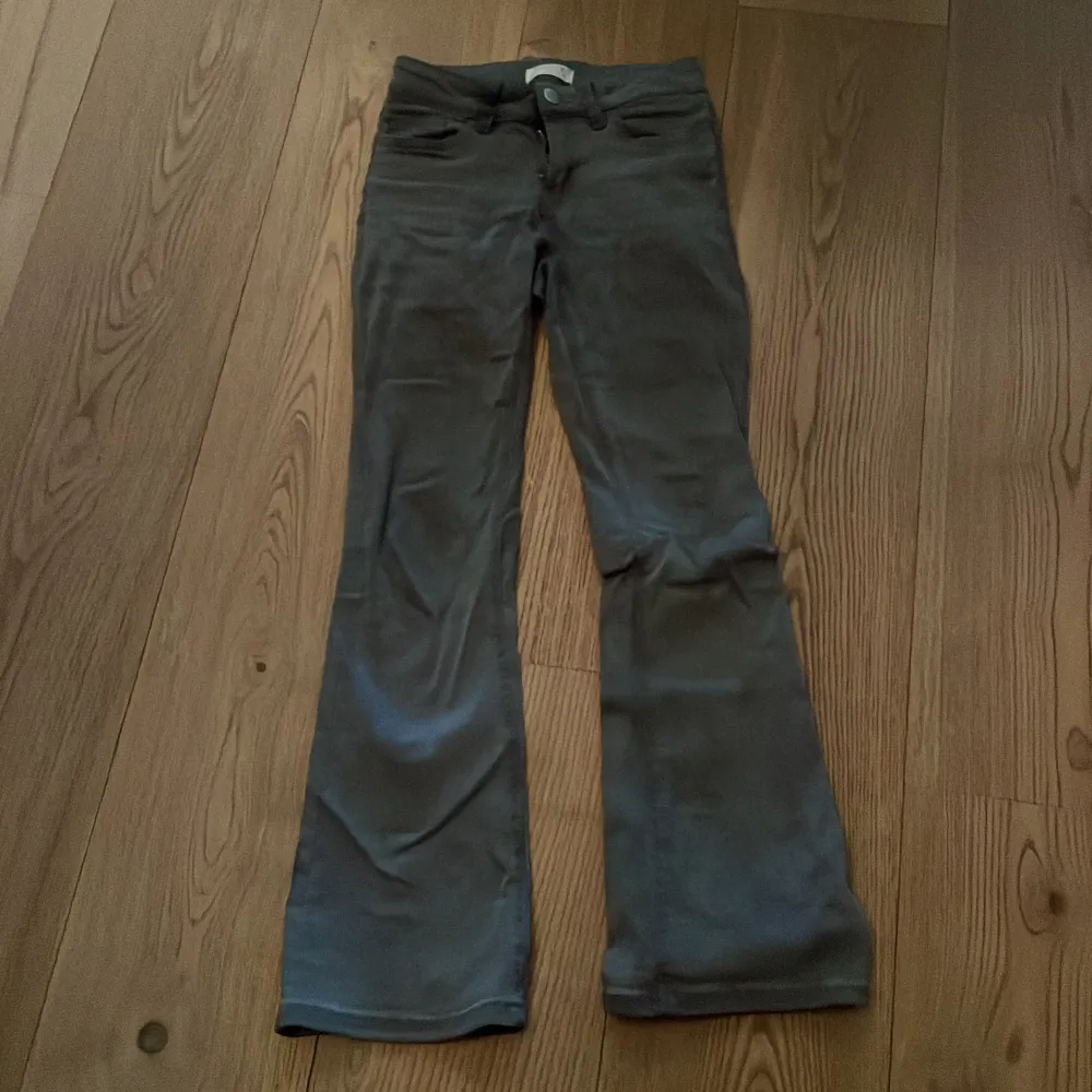 Gråa jeans bootcut midwaist . Jeans & Byxor.