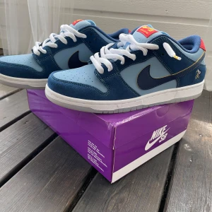 NIKE SB DUNKS WHY SO SAD BLÅ - Tjena, jag säljer nu ett par SB DUNKS WHY SO SAD i storlek 44,5, dom är i nyskick och dom är väldigt fräscha! Vid snabb och smidig affär så skickar jag med ett par crease protectors! 