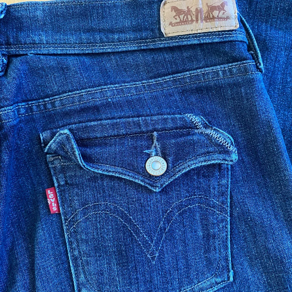 Säljer dessa jättefina Levi’s jeans 515 Bootcut 💗 De är bootcut och har fickor med knapp.  Innerbenslängd: 77cm Midjemått rakt över: 39cm  Köpta på Plick, och de har inga defekter. Säljer för 300 men priset går alltid att diskutera 💗skriv vid frågor!. Jeans & Byxor.