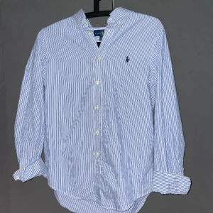 Ralph lauren skjorta  - Ralph lauren skjorta i bra skick, pris 700kr ganska spikat skriv hjärna vid frågor☺️