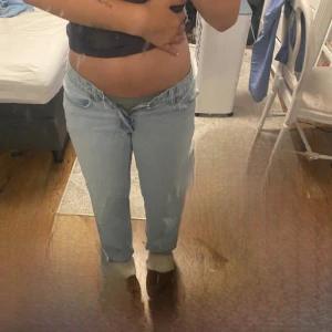 Jeans straight leg - Använt fåtal gånger. Säljer pga jag inte kan knäppa de längre och de är lite korta för min smak (jag är 170) Köpte de för 1000