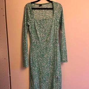Grön klänning  - Grön klänning me slits! Fint mäster o skönt material! Använd 1 gång 