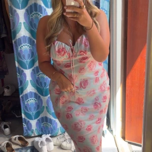 Långklänning med blommor - Säljer denna underbara sommarklänningen ifrån Gina tricot, endast använd 1 gång under midsommar förra året. Det är en midiklänning och dne gör ner till mitten av vaden på mig som är 167cm lång! Liten i storleken! 