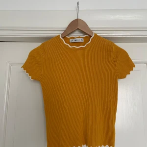 Fin gul croptop med gulliga detaljer i storlek S - Söt topp från Zara med fina detaljer, använd ett fåtal gånger. Mycket fint skick, säljer då jag inte använder! ☀️