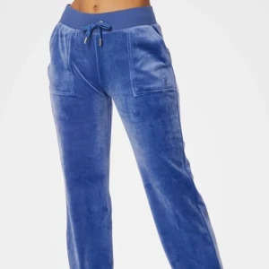 Del ray classic velour pant - Velour Juicy mjukisbyxor i blått!  Dessa är i storleken Small. Är i perfekt skick och har endast används ungefär 2-3 gånger!! Köptes hos Jackie Sthlm för ca 1200kr och säljes nu för 1000 då dem knappt används och i praktiskt sätt är sprillans nya☺️☺️!