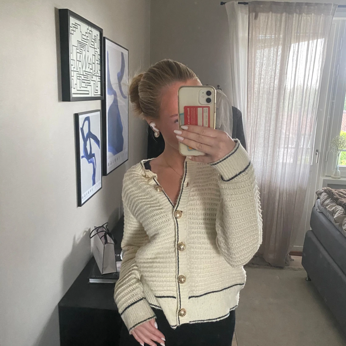 Vit kofta med guldknappar - 90