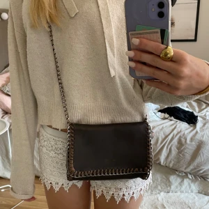 StellaMcCartney väska - Min mammas gamla, lite smink fläckar på insidan men annars ganska bra skick