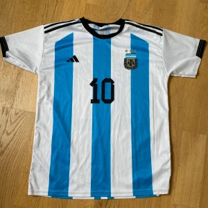 Argentina tröja Messi  - Snygg Messi tröja från när han och Argentina van VM 2022