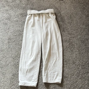 Vita mjukis byxor 🤍 - Jätte fina mjukis byxor som är jätte sköna att ha på sig ❣️ dem är i väldigt bra skick🤍
