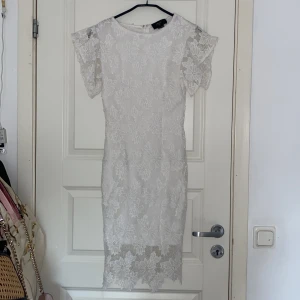 Vit klänning  - Jättefin vit spetsklänning! Säljer då den är för liten för mig tyvärr💖 Aldrig använd!