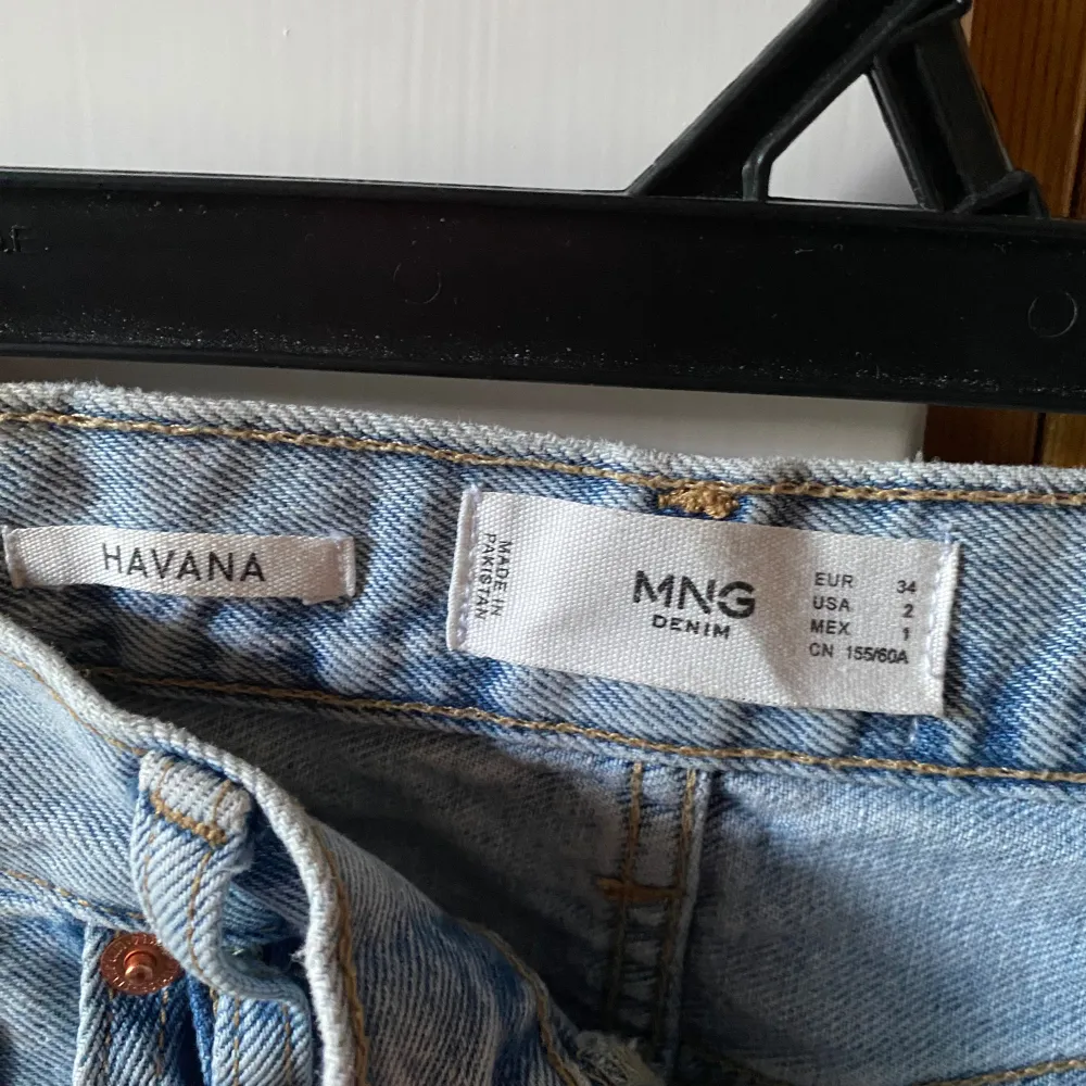 Blå jeans i modellen Havana från mango i storlek 34, använda men i bra skick. Skulle säga att det passar någon runt 157-163 Färgen syns bäst på bild 2!. Jeans & Byxor.