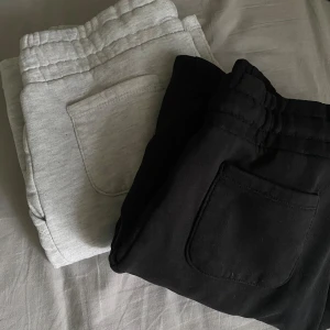 2 st mjukis byxor från lager  - 2 st sköna mjukisbyxor från lager 157, du får båda för 150 kr.❣️ köptes för 150 kr stycket nytt.  I bra skick förutom att de gråa har en liten fläck en bit nedanför rumpan,(bild 5) som inte är så synlig.  går även att köpa separat.  Båda i storlek s