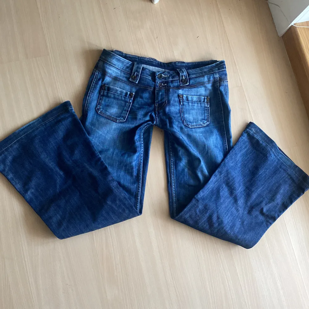 Säljer mina jeans från Pepejeans i strl W31/L32 (midjemått 80cm, innerbenslängd 77 cm) då de är lite för stora för mig. Skriv om du undrar något🫶. Jeans & Byxor.