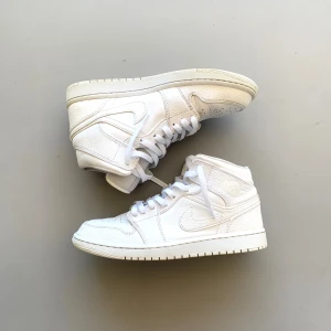 Jordan 1 - Schyssta Jordan 1 Mid Triple White till sommaren. Skick 8/10, bara lite smutsiga under, går säkert bort om man vill. Skriv för fler bilder eller vid funderingar 🤝😁