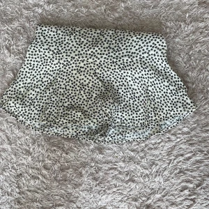 Mini skirt Zara - Barn storlek 152, kjol. Inbyggda shorts super fin❤️❤️💋