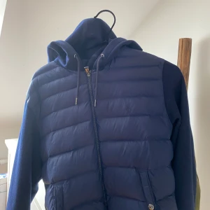 Ralph Lauren Cardigan - Tjena! Säljer nu min ralph lauren cardigan då den börja bli för liten för mig, Den är i storlek M och sitter bra på mig som är mellan M och L. Köpt på Zalando precis när dom släpptes för drygt 1 år sen för ca 3000kr  Om inte priset är bra kom me bud!